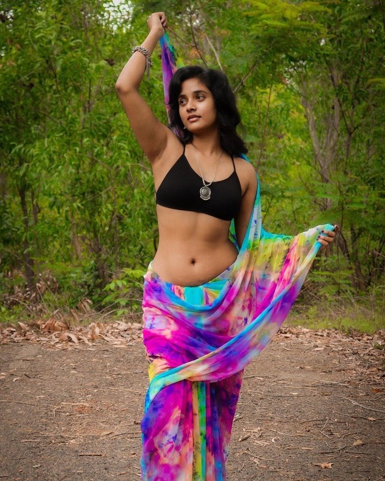 Saree Navel pics of Sowmya Shetty